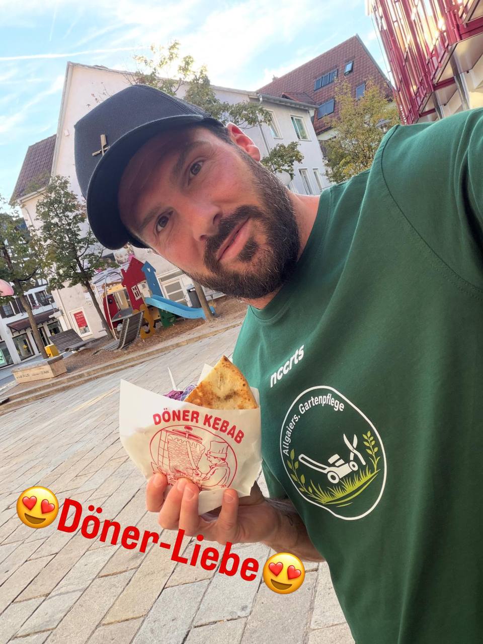 Jochen im grünen Allgaiers-Gartenpflege-Shirt mit einem Döner in der Hand